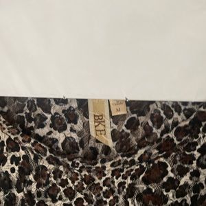BKE. Size: M. Color: blk/tan Cheetah.  Lace,  long sleeve top.
🚭